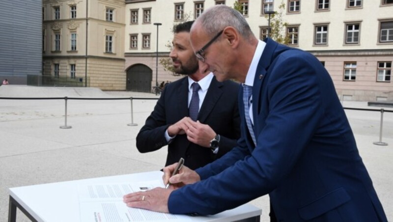 Mit einer Unterschrift wurde die Koalition besiegelt. (Bild: Andreas Fischer)