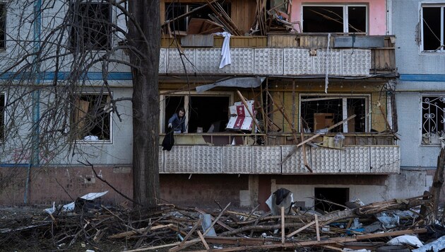 Ein schwer beschädigtes Wohnhaus in Saporischschja (Bild: ASSOCIATED PRESS)