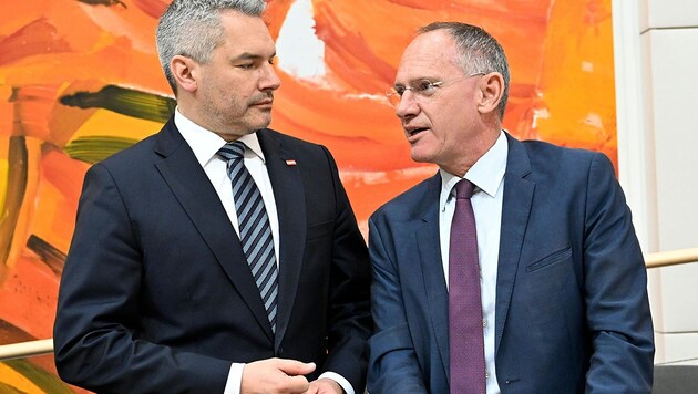 Bundeskanzler Karl Nehammer, Innenminister Gerhard Karner (beide ÖVP) (Bild: APA/Helmut Fohringer)