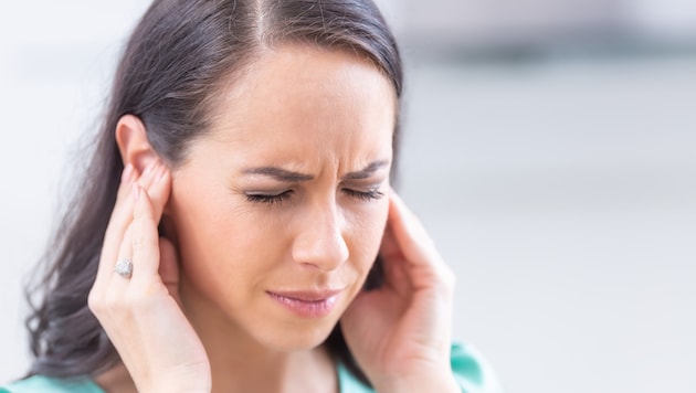 Hinter den lästigen Ohrgeräuschen bei Tinnitus können auch Probleme mit der Halswirbelsäule stecken.  (Bild: weyo/stock.adobe.com)