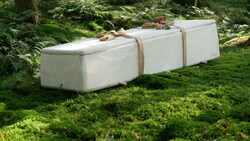 Am Wiener Zentralfriedhof präsentierten die Bestattung Wien und die Wiener Friedhöfe eine „Weltneuheit“: ein „lebender“ Sarg aus Pilzen. (Bild: APA/LOOP BIOTECH)