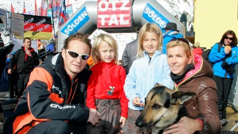 Anita Wachter-Salzgeber (re.) ist die bislang einzige Vorarlberger Siegerin beim Weltcup-Opening in Sölden. 2009 war sie mit Mann Rainer Salzgeber (li.) und den Töchtern Angelina (2. v. li.) und Amanda (2. v. re.) als Zuseher in vor Ort. Amanda wird heute - wie bereits im Oktober 2020 - als Vorläuferin an den Start gehen. (Bild: Gerhard Gradwohl/Kronenzeitung)