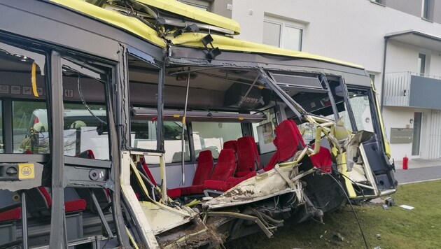 Der Schülerbus wurde beinahe auseinandergerissen. (Bild: Zeitungsfoto.at)