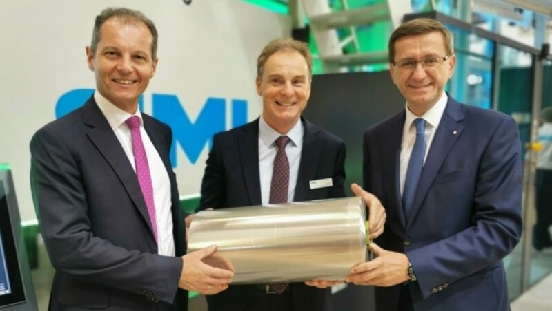 Trafen sich auf der Kunststoffmesse in Düsseldorf: Martin Bergsmann von der Sparte Industrie der Wirtschaftskammer OÖ, SML-Chef Karl Stöger (M.) und Wirtschaftslandesrat Markus Achleitner (r.). (Bild: Barbara Kneidinger)