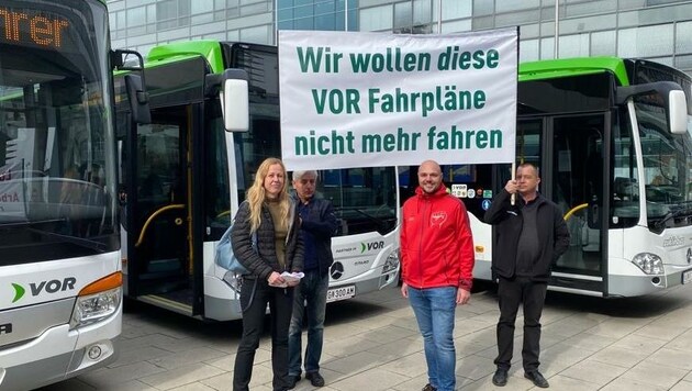 Mit Plakaten, Bussen und Hilfe der Gewerkschaft protestierte Zuklin (links) in St. Pölten . (Bild: Thomas Werth)