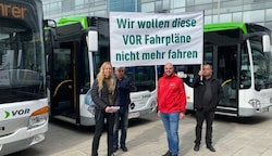 Mit Plakaten, Bussen und Hilfe der Gewerkschaft protestierte Zuklin (links) in St. Pölten . (Bild: Thomas Werth)