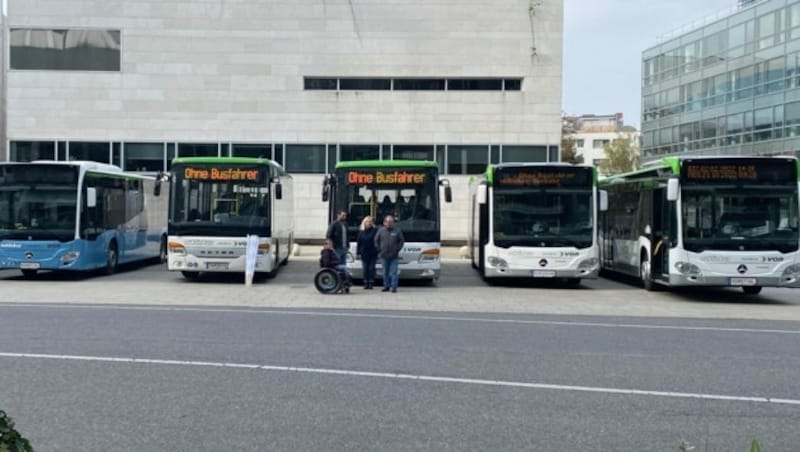 Mit insgesamt 15 Bussen fuhr das Klosterneuburger Familienunternehmen zum St. Pöltner Landhaus. (Bild: Thomas Werth)