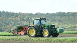 Ein Landwirt bei der Feldarbeit (Symbolbild) (Bild: P. Huber)