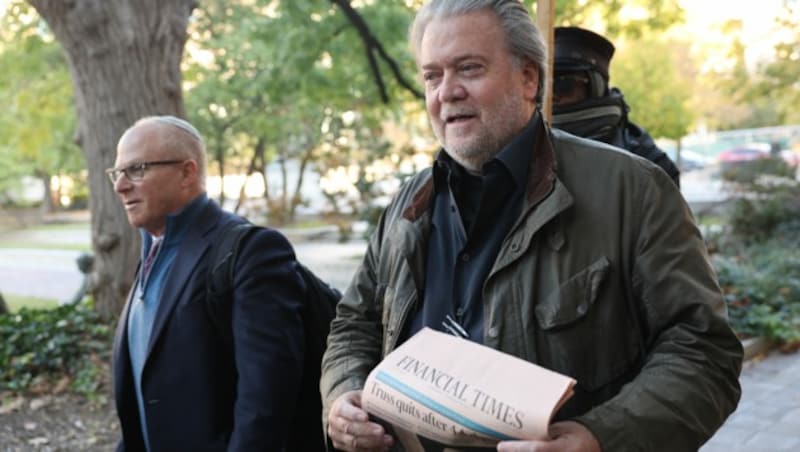 Steve Bannon am Freitag vor dem Gerichtsgebäude (Bild: APA/Getty Images via AFP/GETTY IMAGES/Kevin Dietsch)