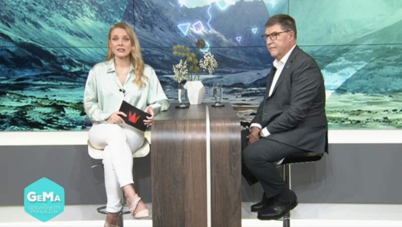 krone.tv-Moderatorin Raphaela Scharf im Gespräch mit dem Chefarzt der Österreichischen Gesundheitskasse (ÖGK), Dr. Andreas Krauter. (Bild: krone.tv)