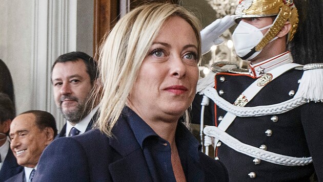 Giorgia Meloni ließ bei der Wahl Ende September Berlusconi und Salvini weit hinter sich. (Bild: AP)