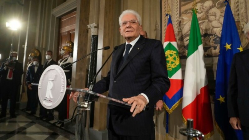 Präsident Mattarella hat schon zahlreiche Regierungskrisen erlebt und -aufträge erteilt. (Bild: AP)