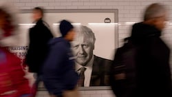 Nach dem Abgang von Liz Truss soll der nur vor wenigen Wochen zurückgetretene Ex-Premier Boris Johnson wieder in den Startlöchern stehen. (Bild: Associated Press)