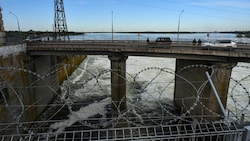 Vor dem Wasserkraftwerk führt eine Brücke über den Dnipro. (Bild: APA/AFP/Olga MALTSEVA)
