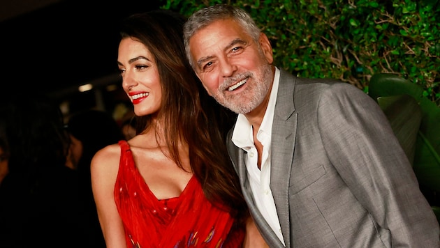 Amal Clooney und George Clooney am 17. Oktober bei der Premiere des Films „Ticket to Paradise“ in Kalifornien. (Bild: APA/Photo by Michael Tran/AFP)