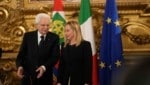 Der italienische Präsident Sergio Mattarella hat die neue Regierung unter der neuen Ministerpräsidentin Giorgia Meloni vereidigt. (Bild: AP)