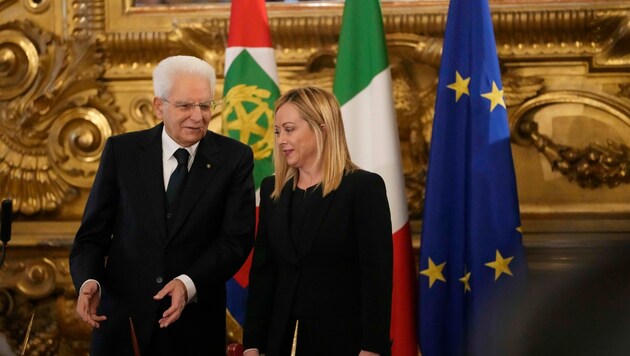 Der italienische Präsident Sergio Mattarella hat die neue Regierung unter der neuen Ministerpräsidentin Giorgia Meloni vereidigt. (Bild: AP)