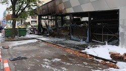 Der Pkw raste in den Supermarkt in der Jedleseer Straße in Floridsdorf, fing Feuer und steckte das gesamte Gebäude in Brand. (Bild: Peter Tomschi)