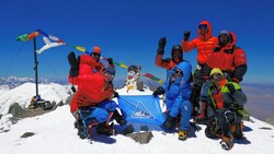 Gipfelfoto auf dem 7134 Meter hohen Pik Lenin - im Hintergrund die Leninbüste. (Bild: zvg)