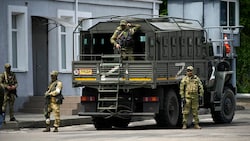 Diese Soldaten in Cherson könnten laut Berichten schon eine halbe russische Kompanie darstellen. (Bild: AP)