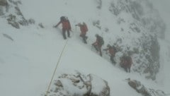 Die Bergrettung Ehrwald hat derzeit auf der Zugspitze bei winterlichen Verhältnissen viele fordernde Einsätze. (Bild: Bergrettung Ehrwald)