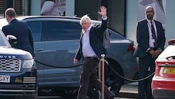 Am Samstag landete der Ex-Premier in London, nachdem er seinen Urlaub abgebrochen hatte. (Bild: AP)