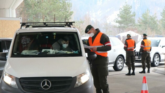 Auch das Bundesheer unterstützt die Polizei weiterhin (Bild: Krierer Wilfried)