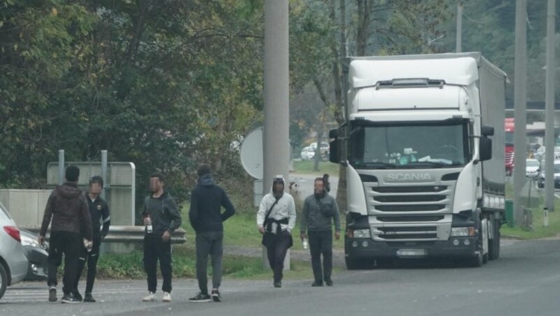 Gruppen mit mehreren geflüchteten Männern ziehen durch die Straßen (Bild: Pail Sepp, Krone KREATIV)