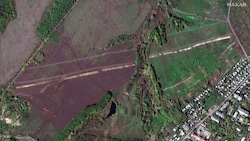 Das Satellitenbild zeigt die etwa zwei Kilometer lange Sperre - links und rechts könnte ihr leicht ausgewichen werden. (Bild: Maxar Technologies)