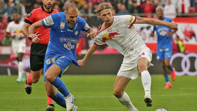 Sturms Gorenc-Stankovic (li.) gegen Salzburgs Kjaergaard. (Bild: APA/KRUGFOTO)