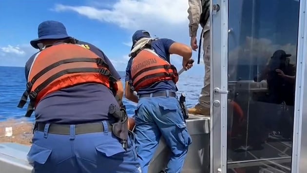 Beamte der Küstenwache fischen nach dem Absturz des Privatflugzeugs von Rainer Schaller vor der Küste Costa Ricas Gegenstände aus dem Meer. (Bild: APA/ Photo by Costa Rica‘s Public Security Ministry/AFP)