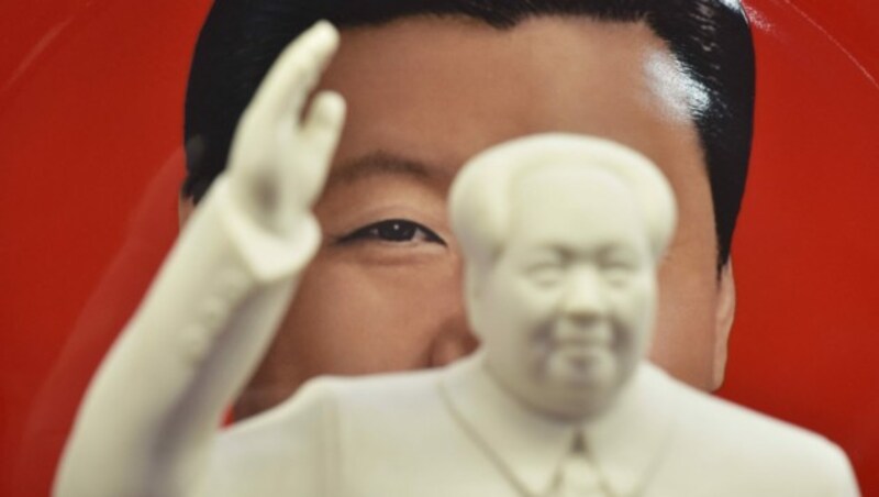 Tritt Xi in die Fußstapfen von Mao Tsetung? Er setzt sich zumindest bereits über die eigentlich festgelegten Altersgrenzen hinweg. (Bild: AFP/Greg Baker)