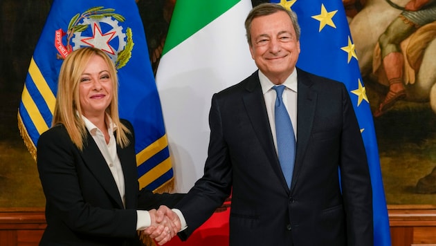 Bei einer feierlichen Zeremonie zur Amtsübergabe hat die neue italienische Ministerpräsidentin Giorgia Meloni formell die Regierungsgeschäfte von ihrem Vorgänger Mario Draghi übernommen. (Bild: AP)