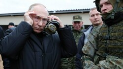 Putin bei einem Besuch eines militärischen Trainingscenters - in der Ukraine gerät man indessen immer weiter ins Hintertreffen. (Bild: AP/Sputnik/Kreml/Mikhail Klimentyev)