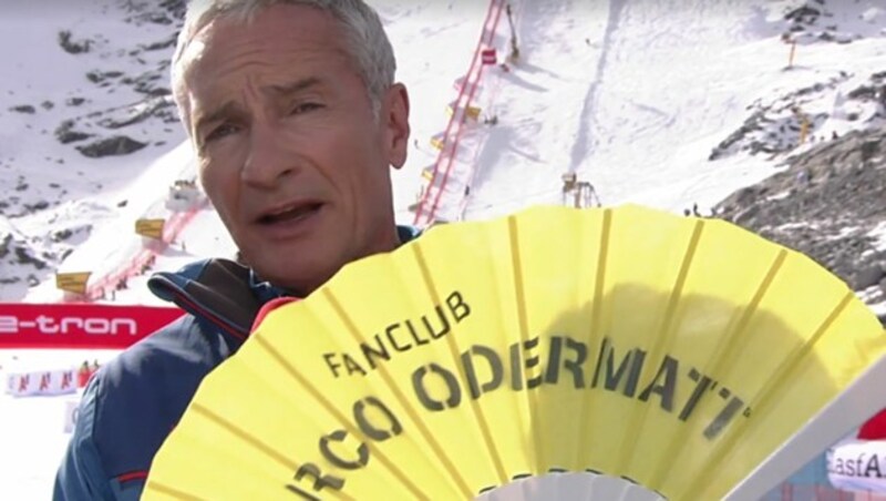 Rainer Pariasek mit dem „Marco Odermatt“-Fächer (Bild: Screenshot tvthek.orf.at)