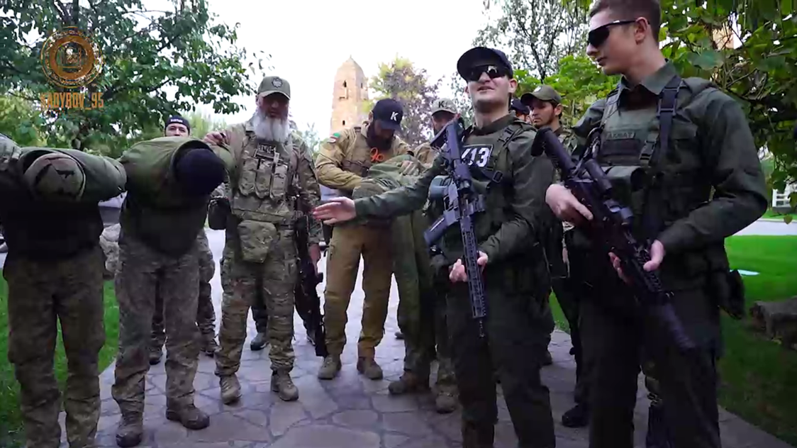 Die Söhne Kadyrows sollen die ukrainischen Soldaten selbst gefangengenommen haben. (Bild: Screenshot/Telegram/RKadyrov_95)