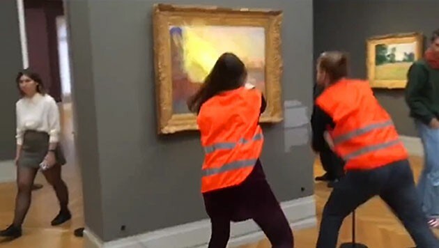 Aktivisten der Gruppe „Letzte Generation“ werfen Erdäpfelpüree auf Gemälde von Monet. (Bild: www.twitter.com/LetzteGeneration)