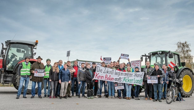 Hilferuf mit Traktoren und Transparenten 80 Prozent der betroffenen Bauern demonstrierten am Samstag mit ihren Traktoren gegen die Ostumfahrung. (Bild: Doris Seebacher)