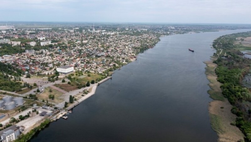 Cherson liegt am rechten Ufer des Dnipro und wurde gleich zu Kriegsbeginn erobert. (Bild: APA/AFP/Andrey Borodulin)