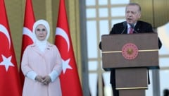 Der türkische Staatspräsident Recep Tayyip Erdogan bei einem Auftritt mit seiner Frau Emine Erdogan (Bild: APA/AFP/Adem ALTAN)