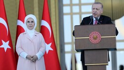 Der türkische Staatspräsident Recep Tayyip Erdogan bei einem Auftritt mit seiner Frau Emine Erdogan (Bild: APA/AFP/Adem ALTAN)