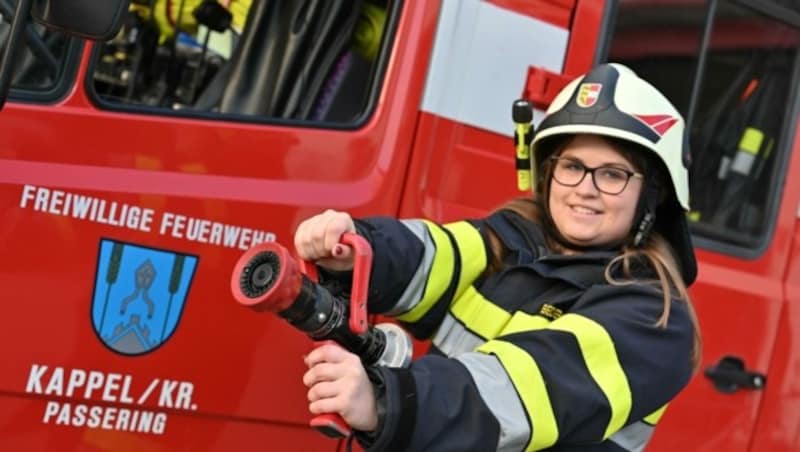 Als Feuerwehrfrau setzt sich Sophie für andere ein (Bild: Hronek Eveline)