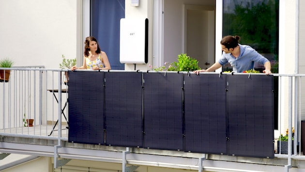 Die so genannten Balkonkraftwerke - Photovoltaik-Anlagen, die man zum Beispiel auf dem eigenen Balkon installieren kann und ohne viel Aufwand an die eigene Steckdose anschließt - erleben zurzeit einen regelrechten Boom. (Bild: APA/EET GMBH)