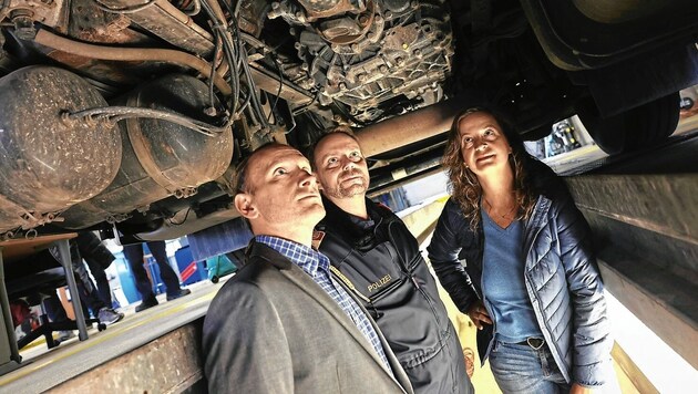 Verkehrsstadträtin Ulli Sima (SPÖ) und Markus Raab (links), Leiter der MA 46, bei der Inspektion eines mangelhaften Lastkraftwagens. Auch die Polizei ist vor Ort. (Bild: Tomschi Peter)