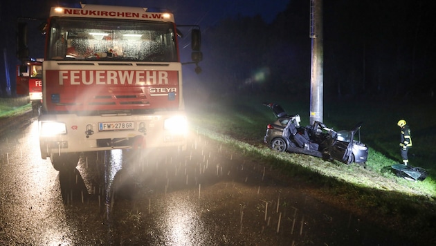 Der Wagen des 39-Jährigen aus St. Georgen bei Grieskirchen hatte sich in Neukirchen am Wald um den Betonmast „gewickelt“, der Lenker starb (Bild: laumat.at/Matthias Lauber)