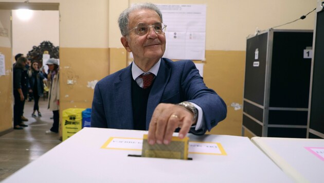 Der 83-jährige Romano Prodi war EU-Kommissionspräsident, als Jörg Haiders FPÖ im Jahr 2000 an die Regierung kam. (Bild: AP)