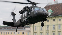 Ein Bundesheer-Helikopter bei der Landung am Wiener Heldenplatz. (Bild: APA/GEORG HOCHMUTH)