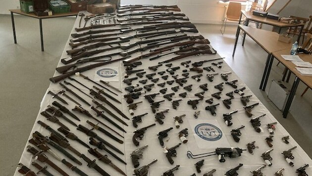 Mehr als 100 Schusswaffen wurden in Gänserndorf sichergestellt. (Bild: APA/LPD NÖ, Krone KREATIV)