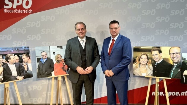 Kollross (li.) und Kocevar vor einer Bildergalerie, die die Verbindungen der ÖVP-Niederösterreich mit dem „System Kurz“ zeigen soll. (Bild: SPÖ NÖ/Dominik Sauer)