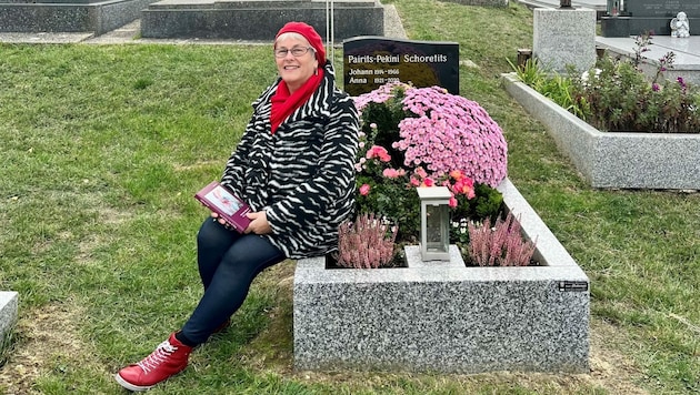 Die Autorin Ana Schoretits mit ihrem jüngsten Werk vor dem Grab ihrer Eltern. 21 Bücher hat die zweisprachige Schriftstellerin bereits geschrieben. (Bild: Petra Klikovits)
